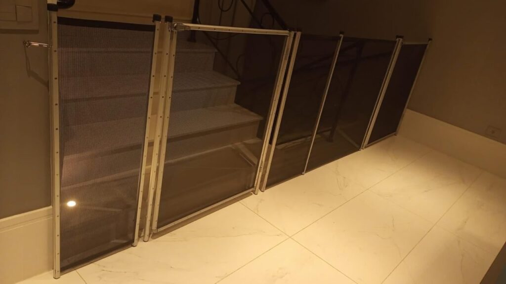 Barreira com dois portões manuais para interior da residência
