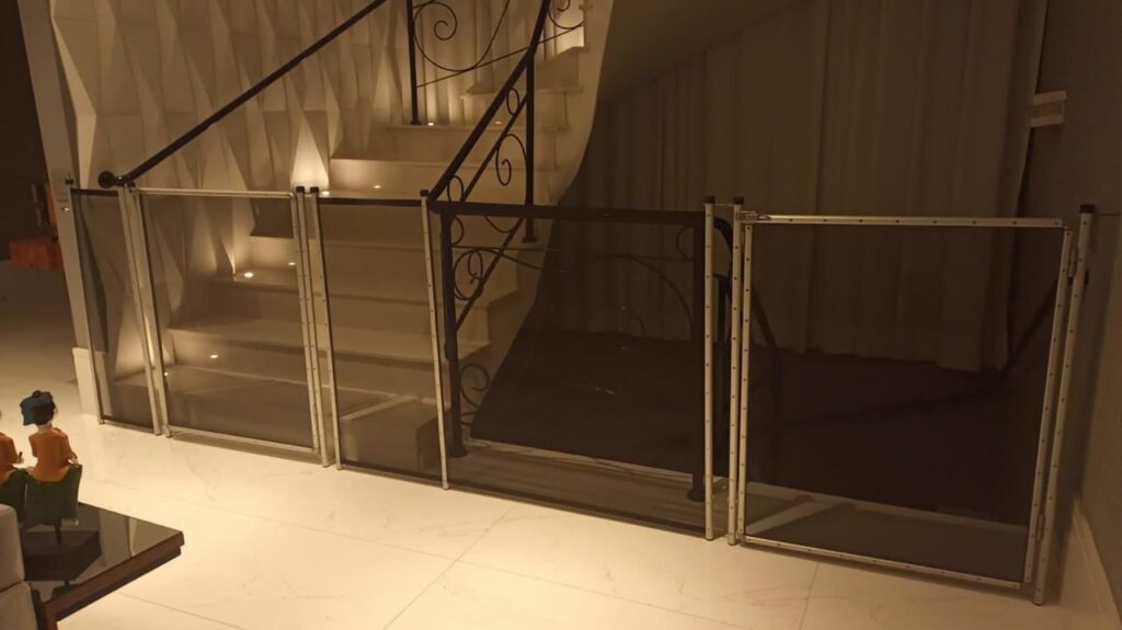 Barreira com dois portões manuais para interior da residência
